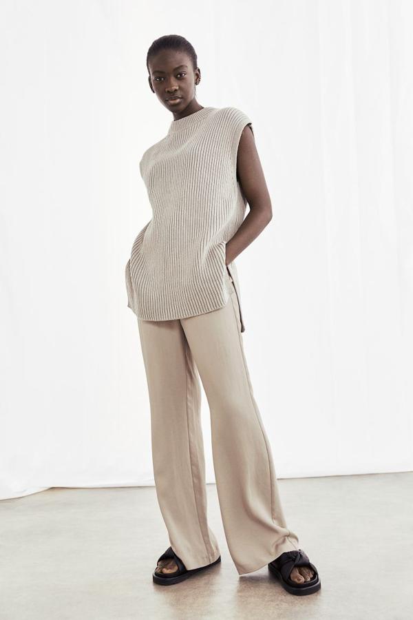 Pantalón ancho de tejido fluido, de H&M (29,99 €).