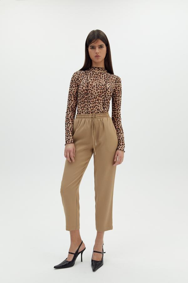 Pantalón de cintura elástica, de Sfera (19,99 €).