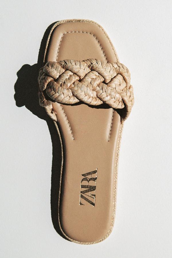 Sandalias planas con trenzado de rafia de Zara (29,99 euros)
