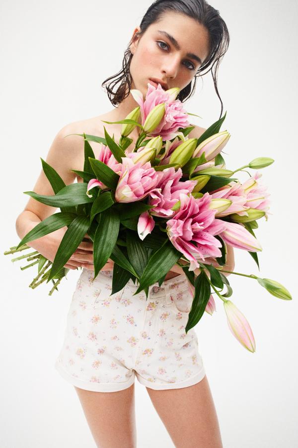 Shorts vaqueros con estampado de flores de Zara (29,99 euros)