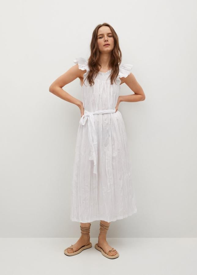 Vestido midi de color blanco con volantes en las mangas de Mango (39,99 euros)