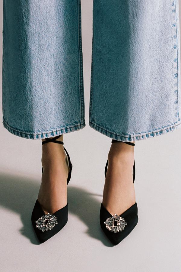 Zapatos joya de tacón en color negro de Zara (49,99 euros)