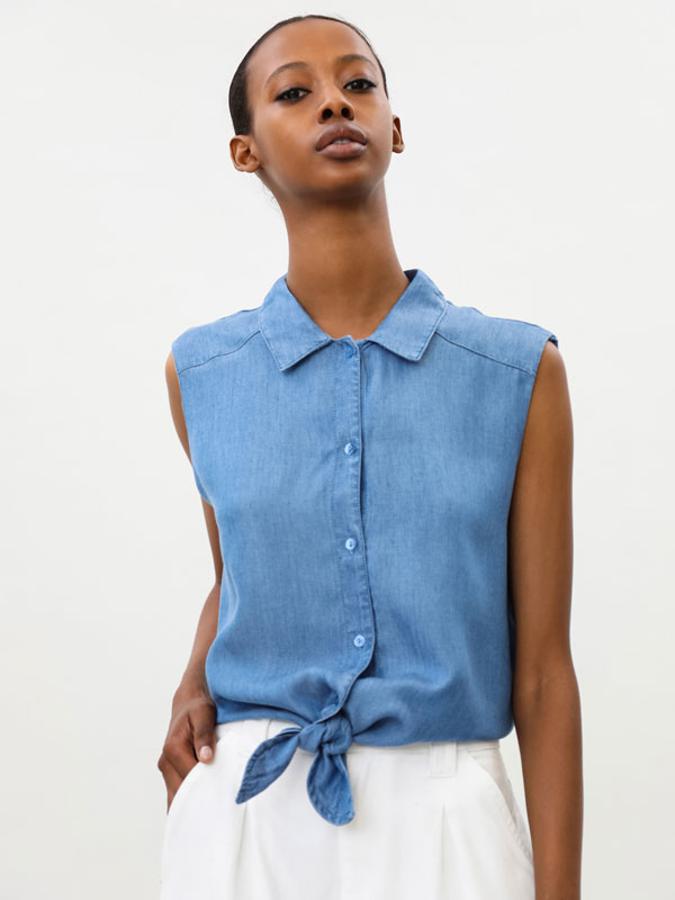 Camisa ligera sin mangas y nudo delantero, de Lefties (9,99 €).