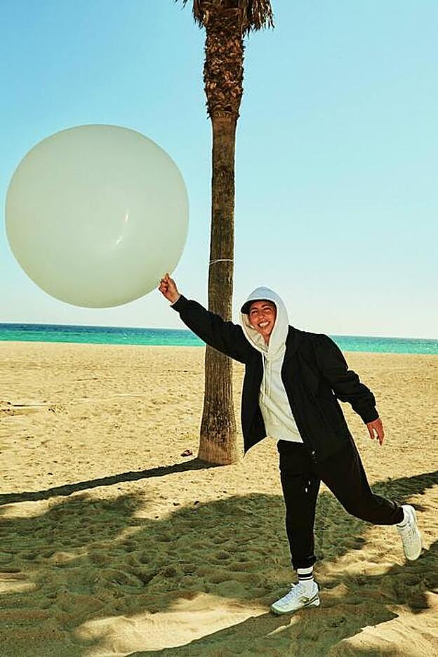 Carla viste gorro, sudadera y calcetines deWeekday; cazadora de KM by LANGE; pantalón de Oysho; y deportivas de Lotto. El globo es de penguinsbcn. Maquillaje y peluquería: Jorge Zunica para The Artist Talents (Keka) con productos Charlotte Tilbury y Le Pure.