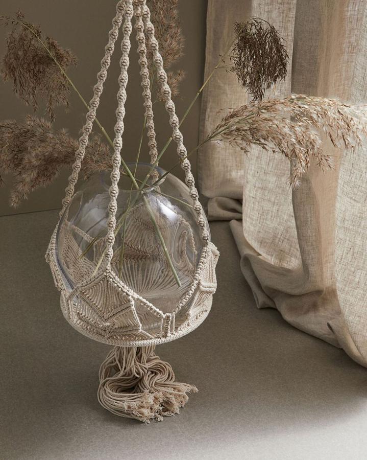 Este original macetero colgante de macramé, que cuesta 22.99 euros en H&M Home.