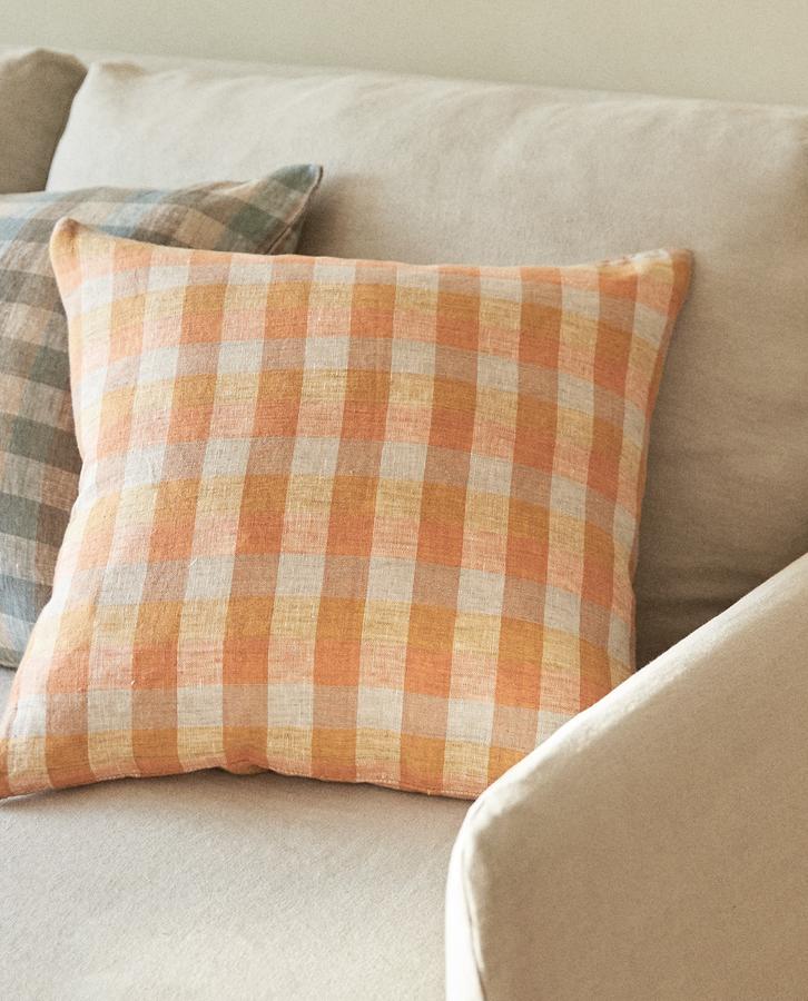 Con estampado de cuadros en amarillo o azul verdoso, esta funda de cojín de algodón que mide 45x45 centímetros tiene un precio de 15,99 euros.