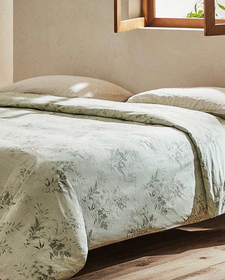 Disponible en verde o en crema, esta funda nórdica de algodón percal de 200 hilos con estampado de ramas está disponible en varios tamaños. Su precio rebajado va desde los 31,99 euros a los 47,99 euros.