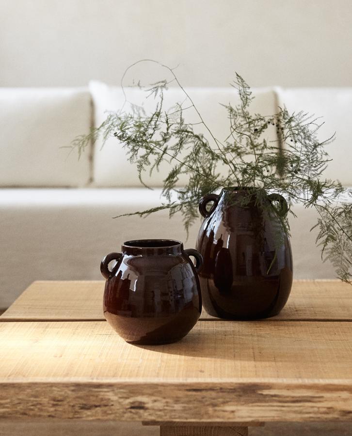 En color marrón, este jarrón de cerámica está disponible en dos tamaños, con una altura de 19 centímetros (20,79 euros) o de 25 centímetros (23,99 euros).
