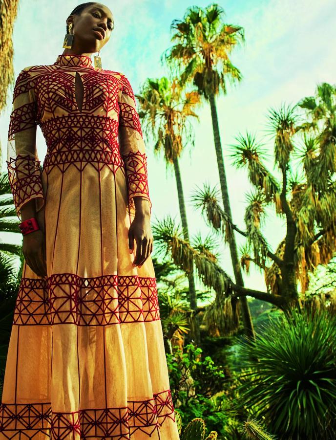 Vestido de Teresa Helbig, pendientes de Colgados por el arte y brazalete de Hermès.