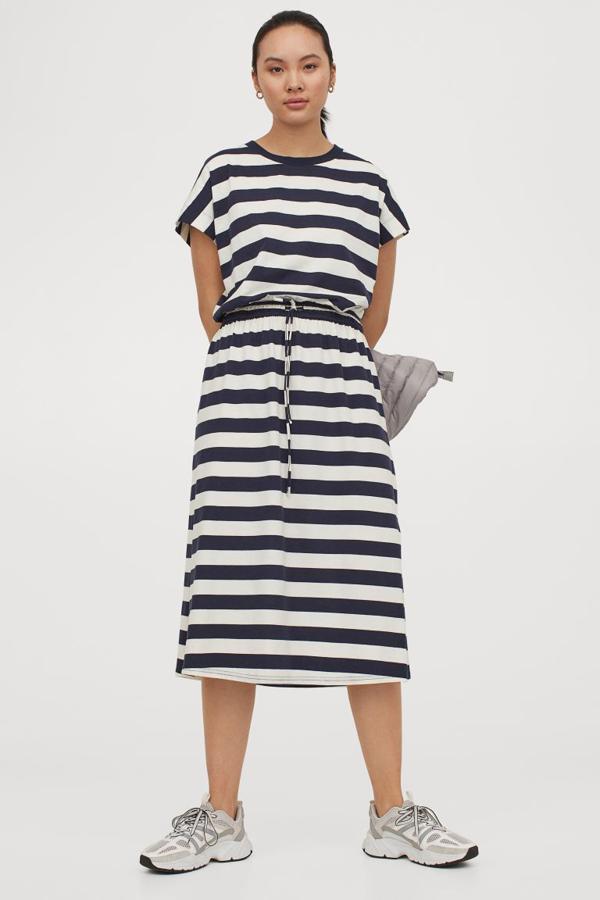 Vestido midi de manga corta con cintura elástica, de H&M (19,99 €).