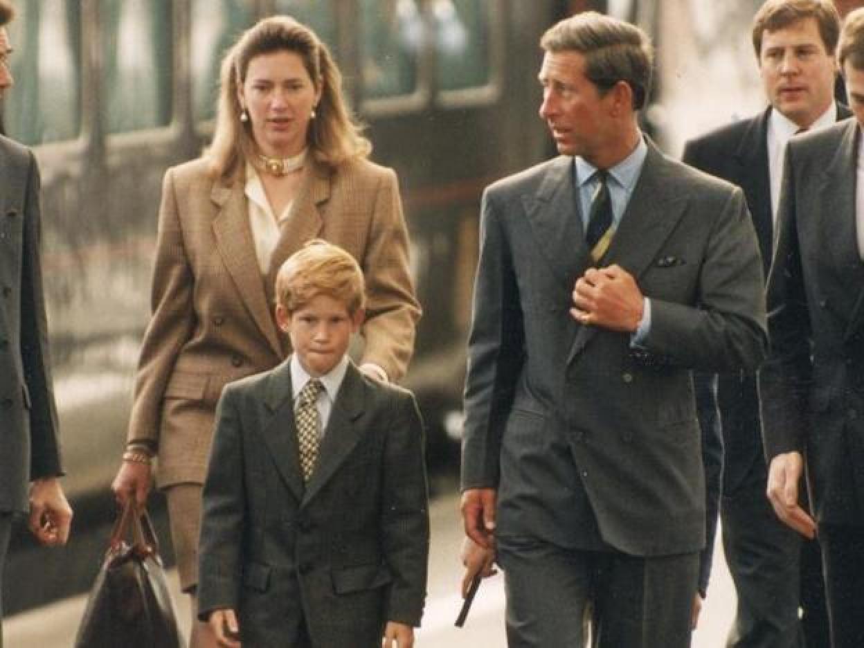 La niñera de los príncipes con el príncipe Carlos. Si quieres copiar el look de Diana de Gales pincha en la imagen.