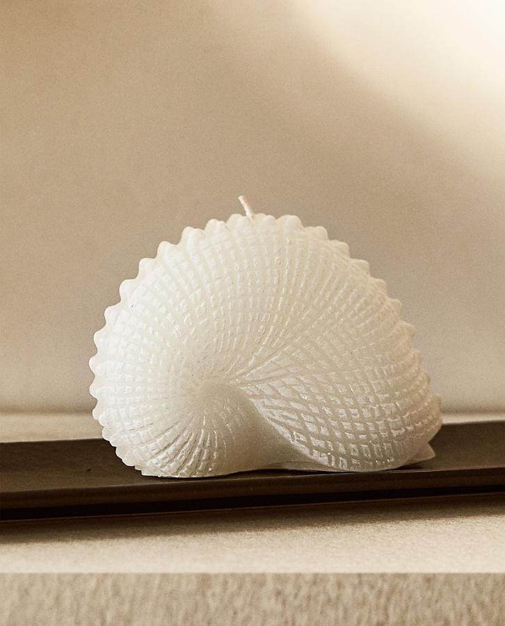 Con forma de caracola, esta vela decorativa elaborada en cera está disponible en dos tamaños y dos colores y tiene un precio rebajado desde 6,39 euros.