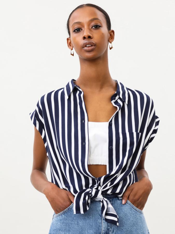 Esta camisa sin mangas, con estampado de rayas y dobladillo en el hombro tiene un precio de 7,99 euros.