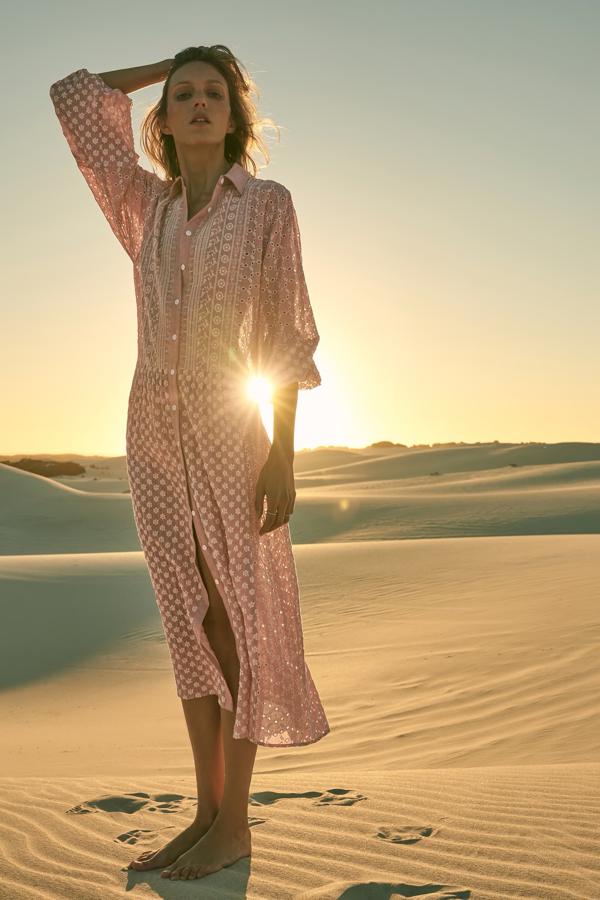 Vestido camisero midi de manga larga, de Zara (49,95 €).