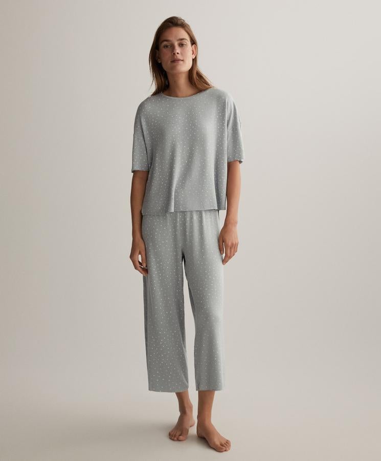 De color gris con pequeñas estrellas estampadas, este pijama cuenta con camiseta (15,99 euros) de manga corta y pantalón (17,99 euros) culotte a juego.