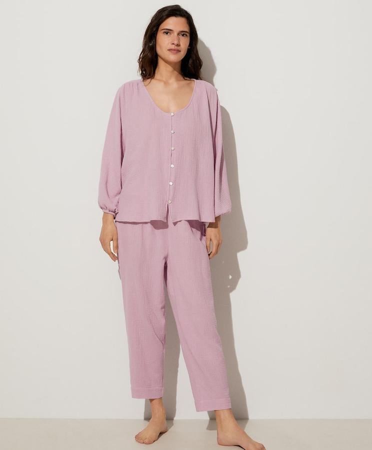 En color malva, este pijama de algodón está formado por una camisa (25,99 euros) con botones y cuello amplio y un pantalón (22,99 euros) largo.
