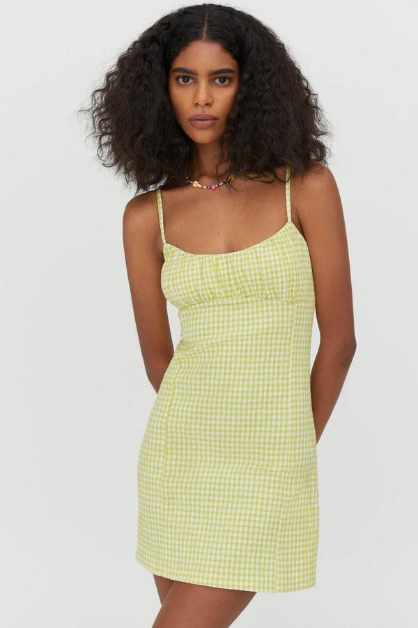 Con estampado de cuadros vichy en verde claro o azul, este vestido mini con tirantes finos y detalles de frunces en el pecho tiene un precio de 19,99 euros.