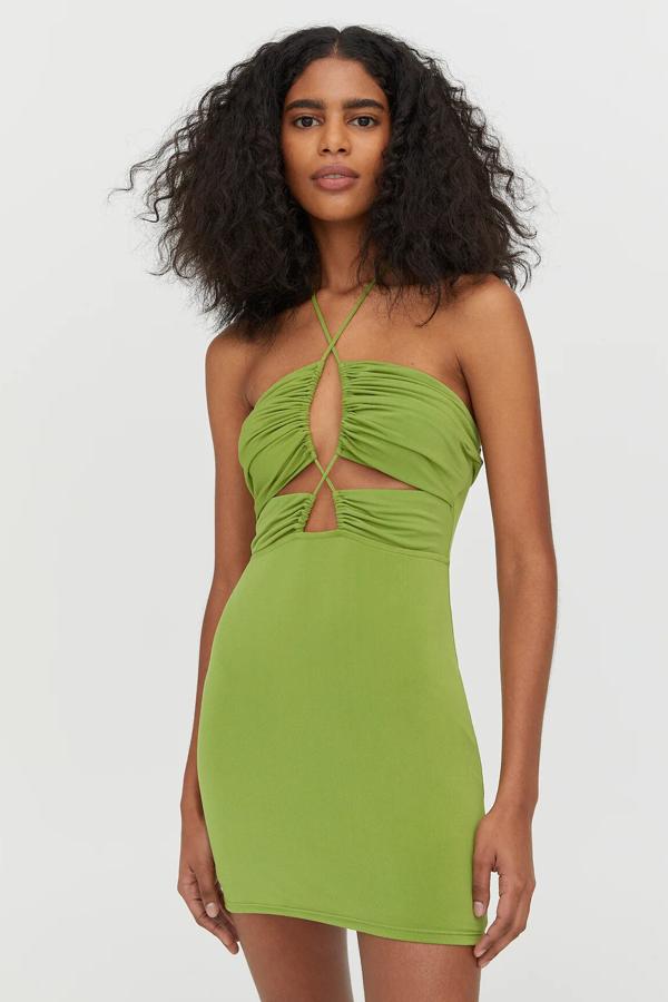 De color verde, este vestido mini con detalle de frunce y escote cruzado tiene un precio de 17,99 euros.
