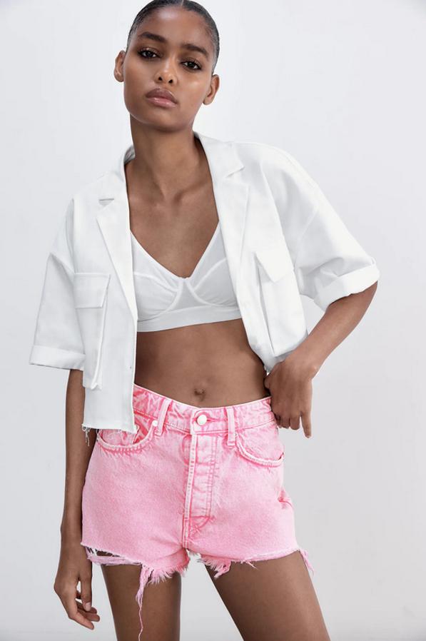 Confeccionado con al menos un 50% de algodón orgánico, estos shorts de tiro alto con cinco bolsillos vienen con bajo deshilachado y detalle de rotos. Disponible en seis colores, entre ellos el blanco, el rosa, el gris antracita o el negro, podemos encontrarlo entre las tallas 32 y 46 por 19,95 euros.