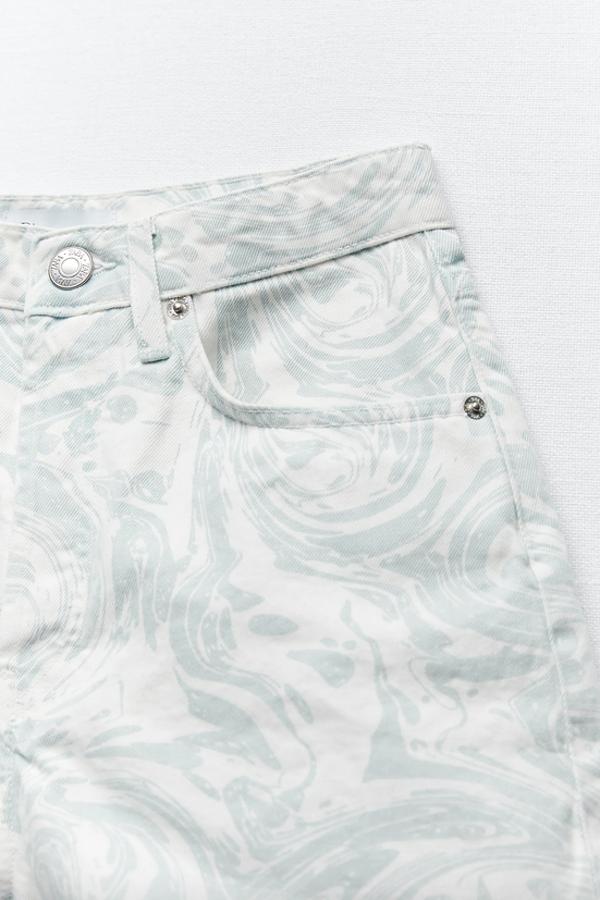 De tiro alto, con estampado en azul verdoso, estos shorts de cinco bolsillos y bajo acabado en vuelta están disponibles entre las tallas 32 y 46 por 19,95 euros.