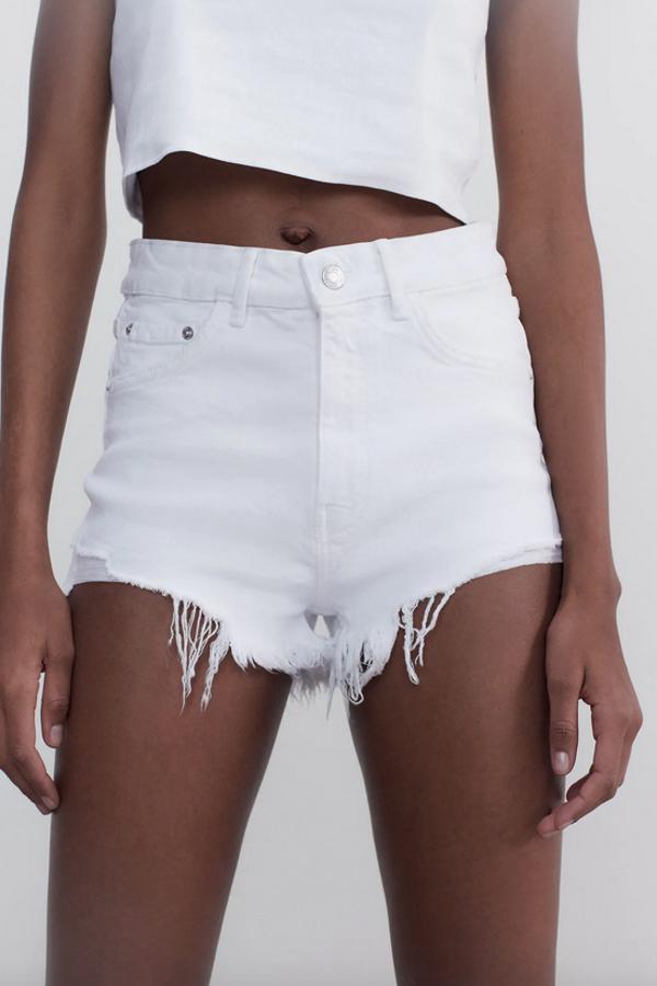 Confeccionados con al menos un 50% de algodón orgánico y tejido elástico, estos shorts de tiro alto están disponibles en tres tonos de azul, blanco y negro entre las tallas 32 y 46 y cuestan 19,95 euros.