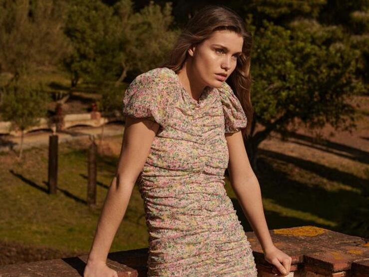 Fotos: Corto o midi, liso o estampado: nueve vestidos rebajados de Mango a los que vas a sacar mucho partido esta primavera