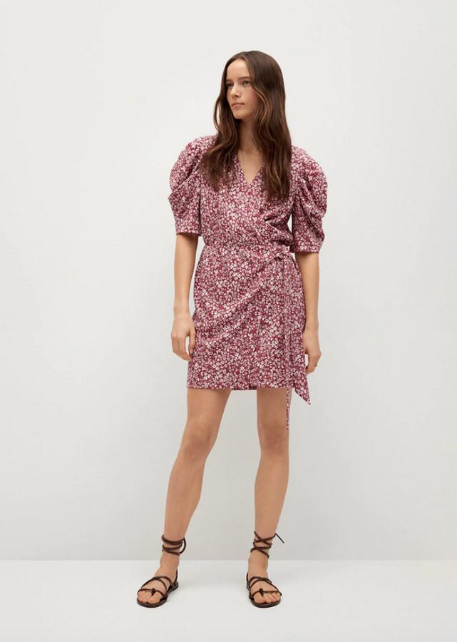 Este vestido granate con estampado de flores blancas de diseño corto recto viene con escote de pico cruzado y mangas cortas abullonadas. De 25,99 euros ha pasado a costar 15,99 euros y está disponible entre las tallas XS y XL.