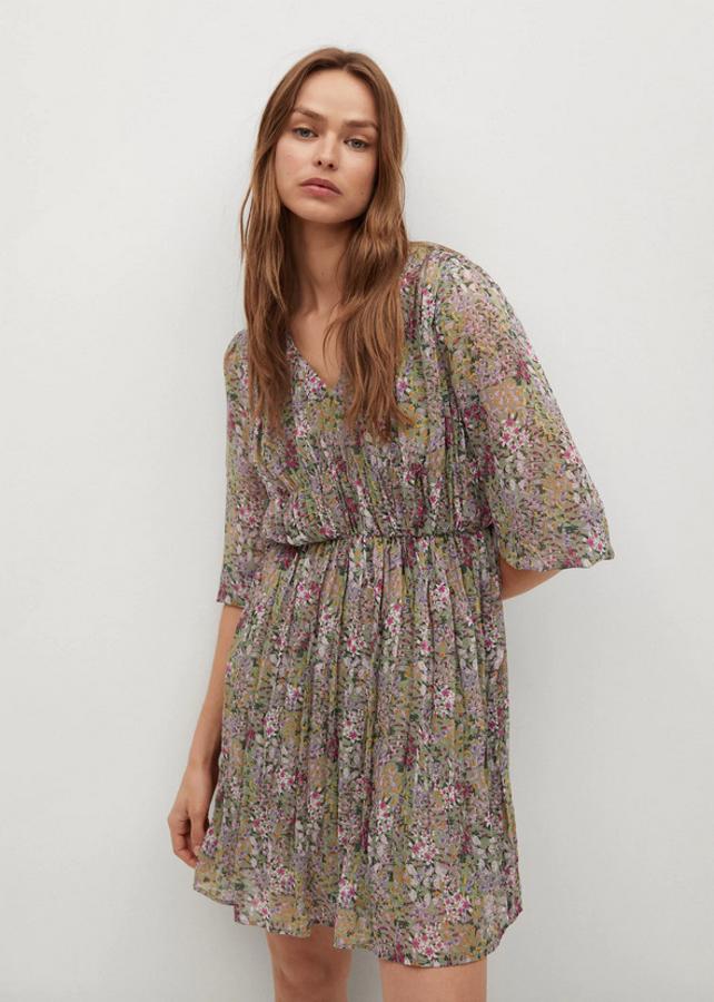 Este vestido con estampado de flores es de diseño corto, plisado y acampanado, con cuello de pico y puños elásticos. Tiene forro interior y de 29,99 euros ha pasado a 19,99 euros. Está disponible entre las tallas XS y XL.