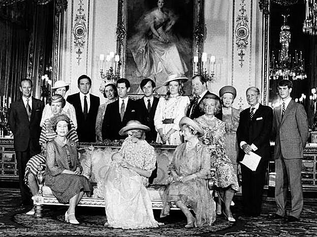 Lady Susan Hussey (de pie, la segunda mujer de la izquierda) posa con toda la familia real en el bautizo del príncipe Guillemo (del que también es madrina).