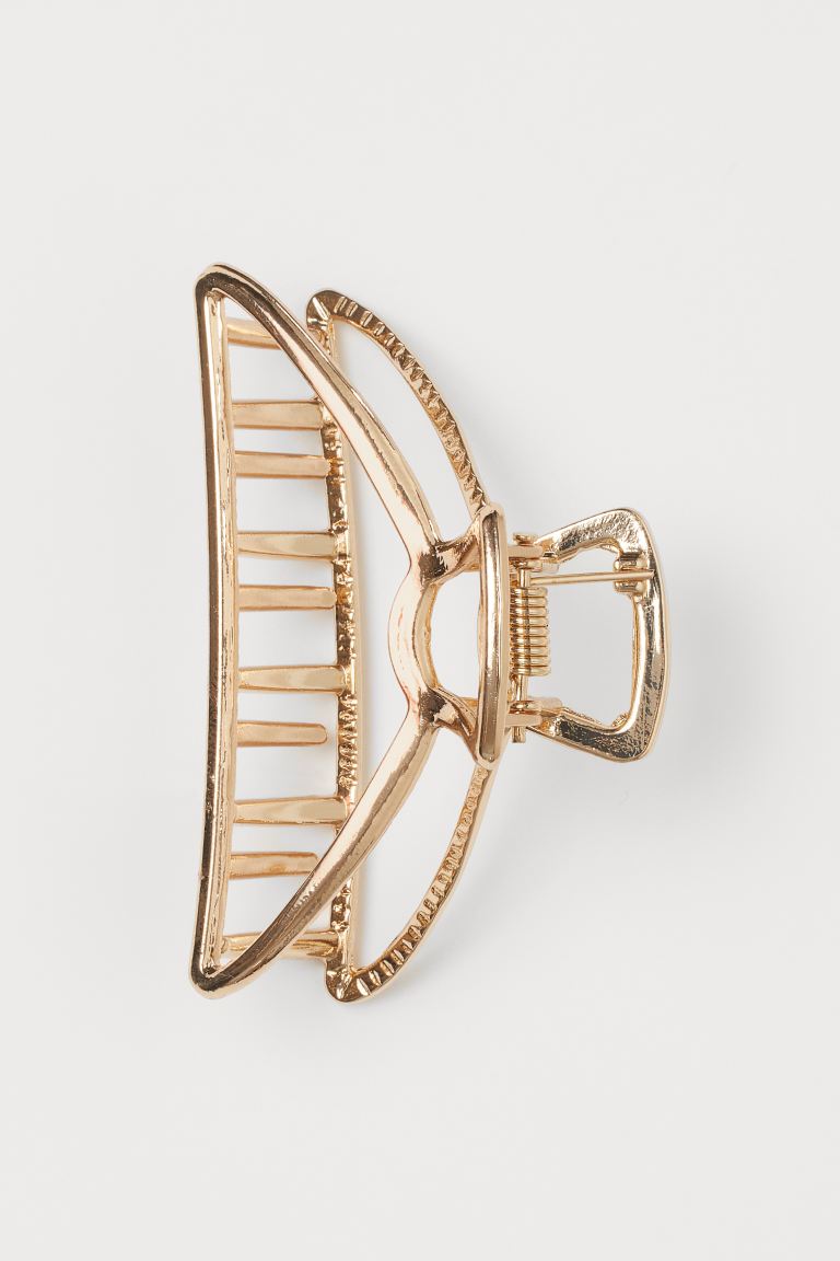 Un diseño que también triunfa entre las influencers es esta pinza estructurada en color dorado que sienta de maravilla en cualquier tipo de peinado y de melena. (4,99 euros).