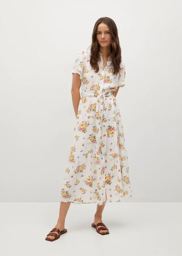 Los vestidos camiseros son un imprescindible en todo buen fondo de armario, y este de estampado floral nos parece ideal porque es súper favorecedor y pega con todo (39.99 euros).