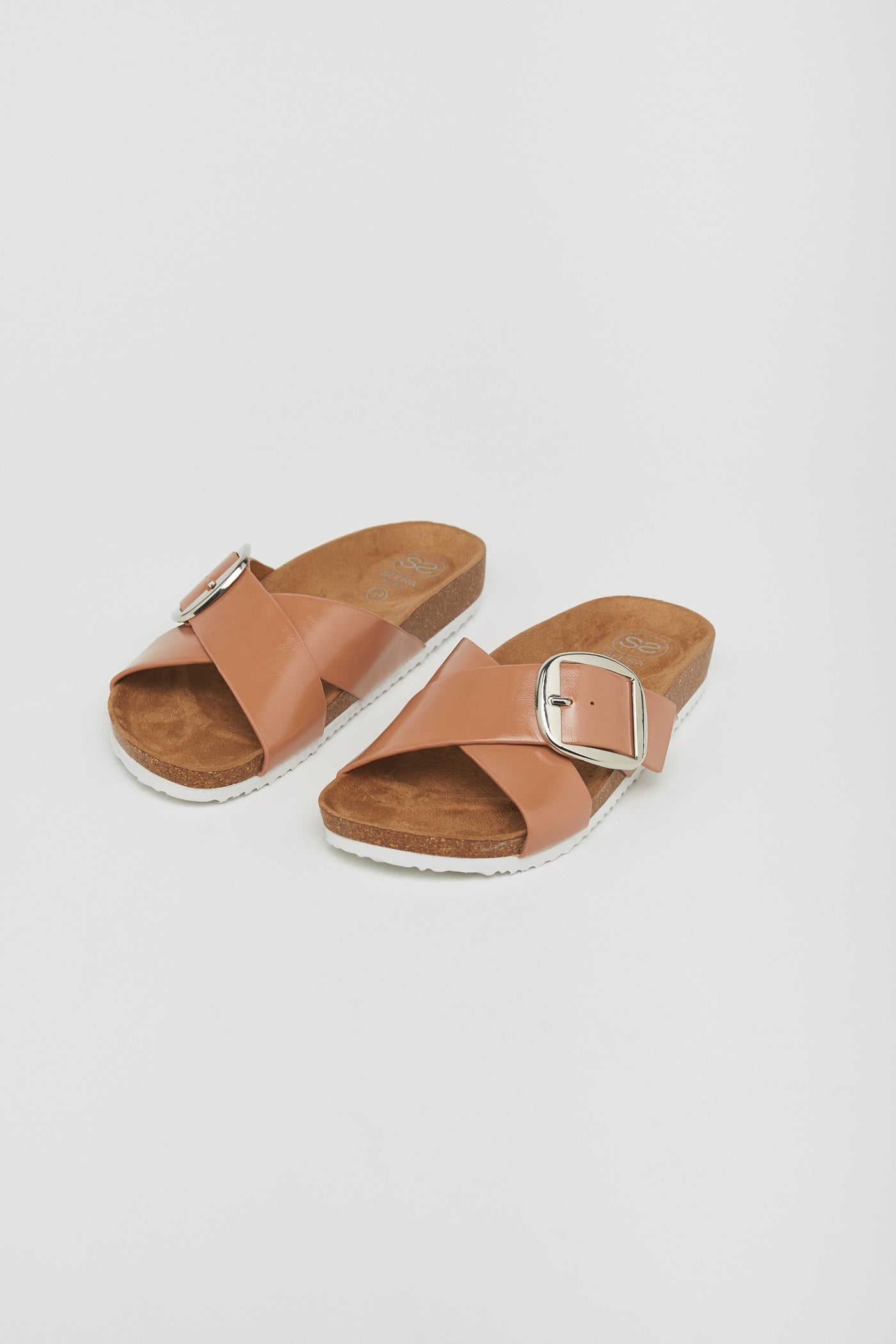 Sandalias con hebillas maxi de Sfera. (19,99 euros).