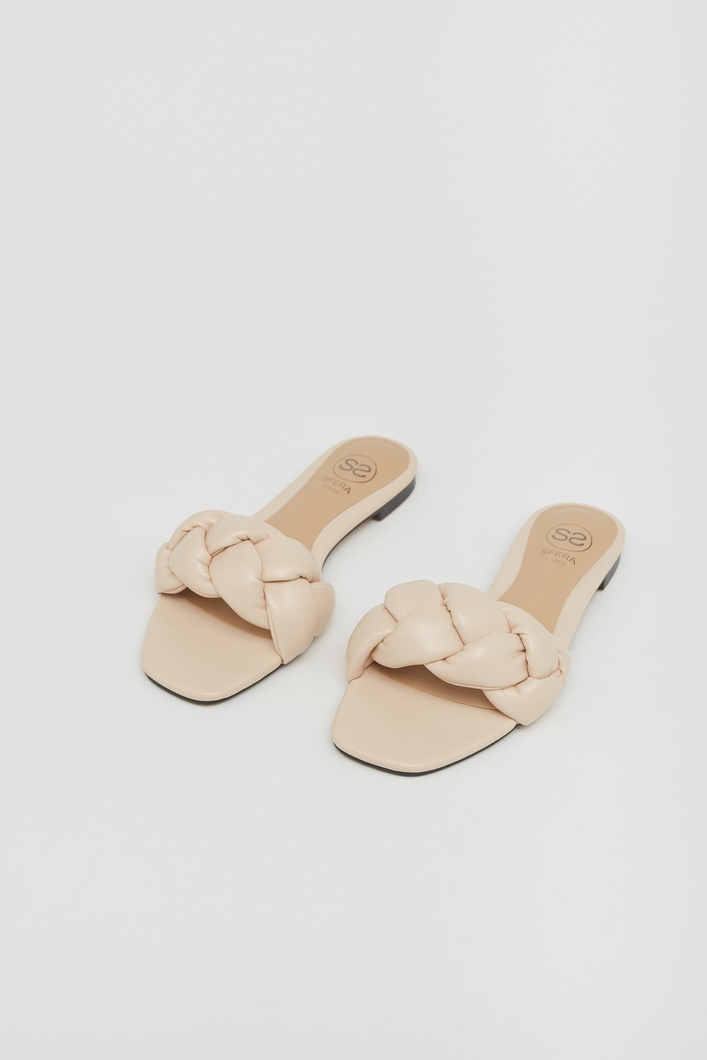 Sandalias trenzadas tipo mule en color blanco hueso de lo nuevo de Sfera. Un zapato imprescindible para estar por casa o ir a la oficina. (19,99 euros).