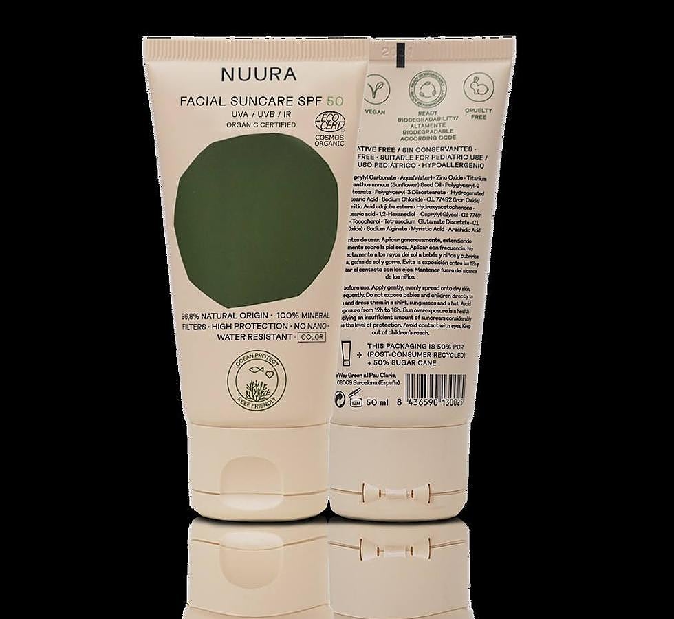 La crema facial social orgánica de Nuura es adecuada para toda la familia, incluyendo las pieles sensibles y blancas. Su fórmula vegana sin siliconas ni perfumes, además es altamente biodegradable. Disponible en dos versiones, blanca y con color, cuenta con un packaging elaborado con caña de azúcar. (20,28 euros)