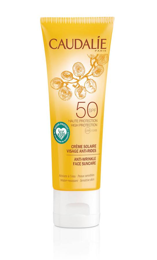 Si buscas protección máxima con una acción antiedad intensa, la crema Solar Facial Antiedad de Caudalie es la respuesta. Gracias al complejo antioxidante patentado por Caudalie a base de polifenoles, pícea y vitamina E cuidarás tu piel. El agua de uva bio te proporcionará una sensación de hidratación y calma. (23,80 euros)