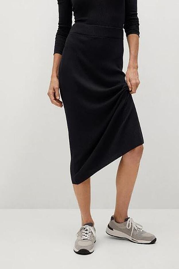 La falda negra de punto de Mango.