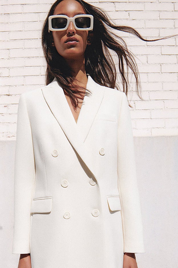 Americana blanca entallada y larga de la nueva colección de Zara.