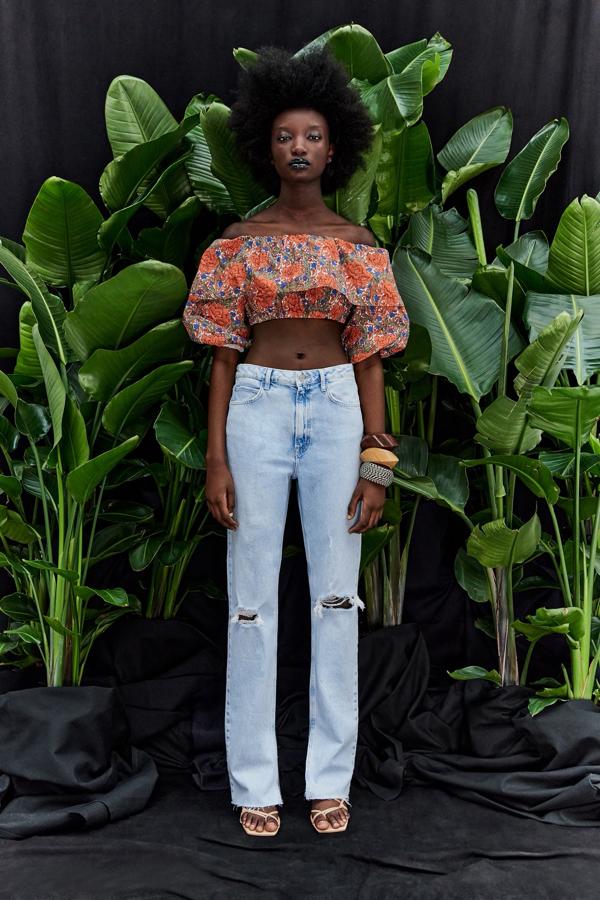 Top palabra de honor de popelín estampado, de Zara (22,95 €).