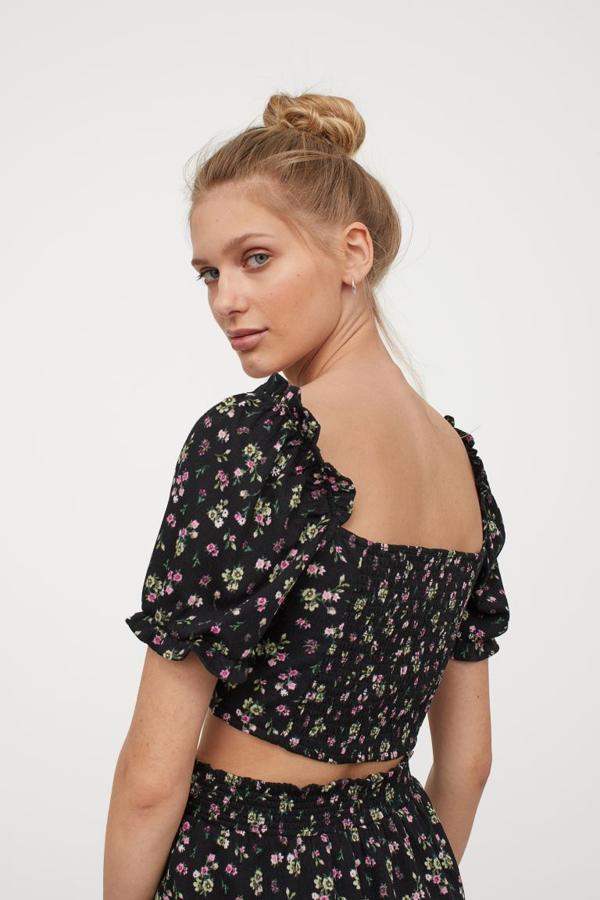 Crop top elástico con manga corta y escote cuadrado, de H&M (14,99 €).