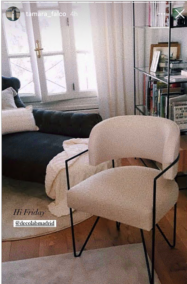 Butaca con patas en negro.