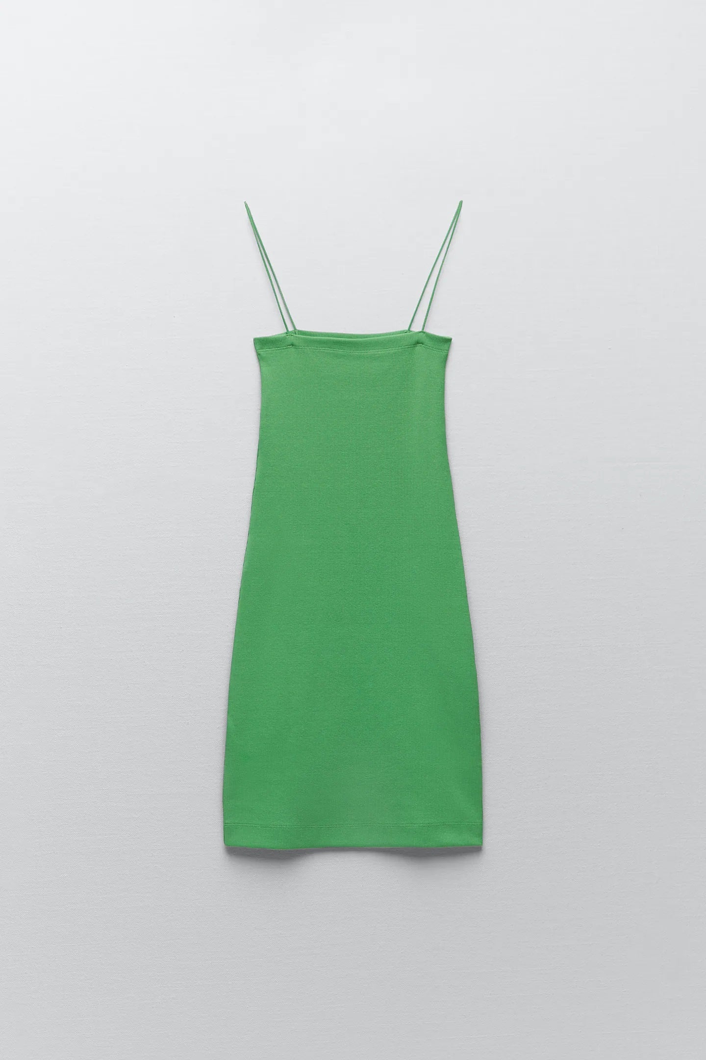 Vestido mini ajustado de tirantes finos y escote recto. El más asequible de todos los vestidos verdes de Zara. (9,99 euros).