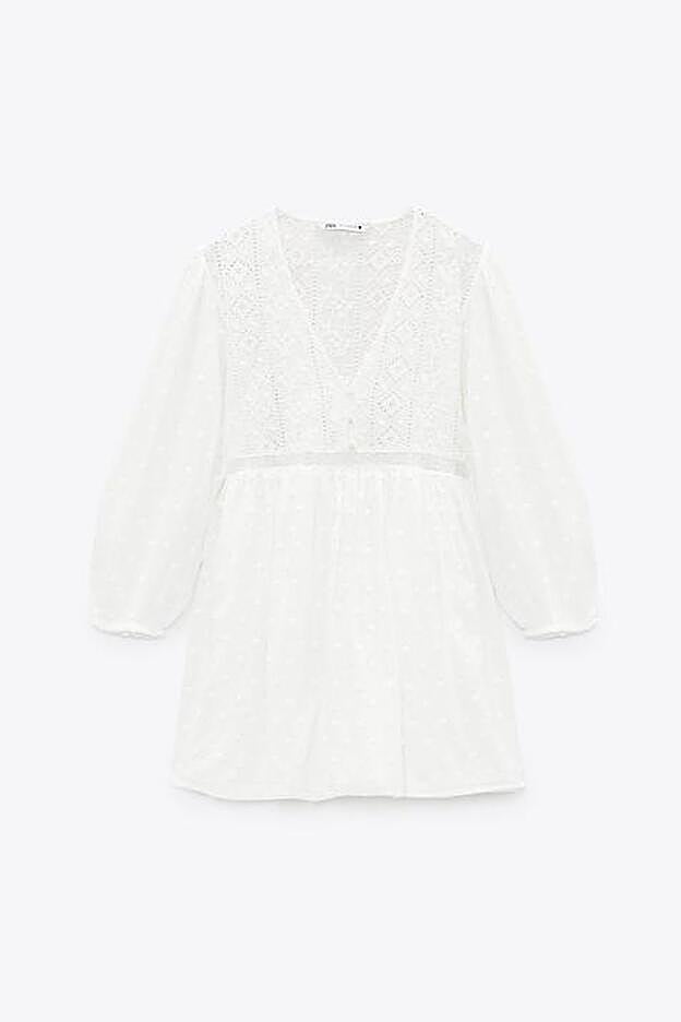 Vestido blanco con bordados y calados de Zara (29,99 euros)