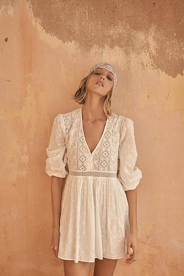 Vestido corto con bordados y calados de la colección de primavera de Zara (29,99 euros)