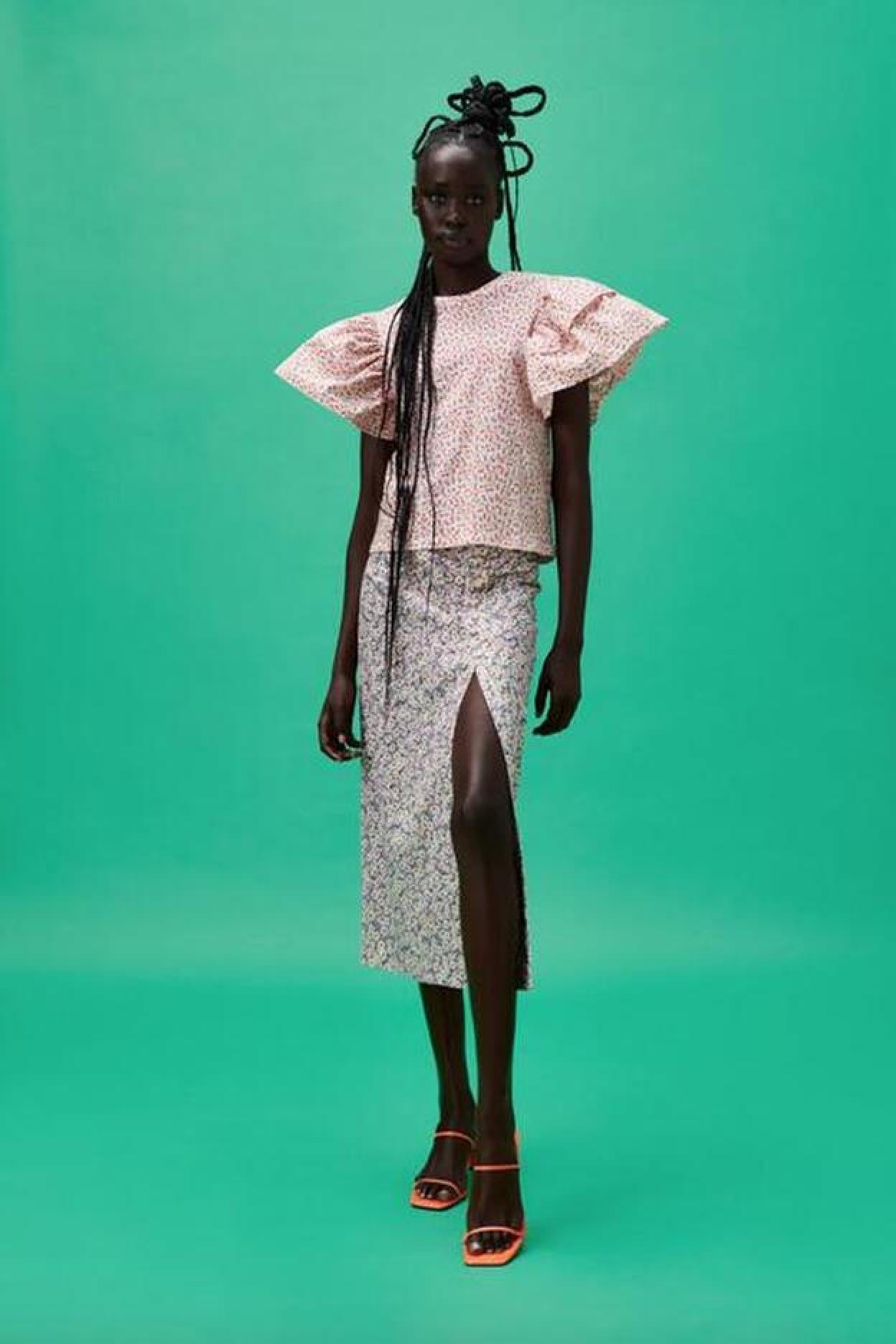 Pincha en la imagen para descubrir los vestidos estampados y midi de Mango que rejuvenecen a los 40.