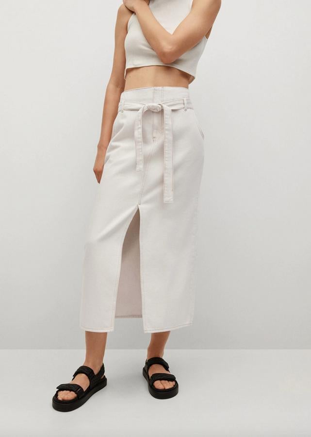 En denim sostenible, con diseño recto midi, tiro alto y cinturón a tono desmontable, esta falda de Mango con bolsillos laterales y abertura en el bajo en la parte frontal cuesta 29,99 euros y podemos encontrarla entre las tallas XS y XL.