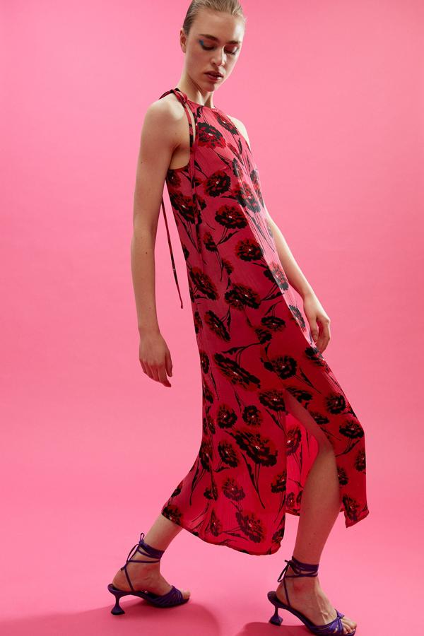Diseño midi con cuello halter para este vestido con tiras a tono en los hombros y aberturas laterales en los bajos. En rojo con estampado de flores en rojo y negro, cuesta 19,99 euros y está disponible en las tallas S, M y L.