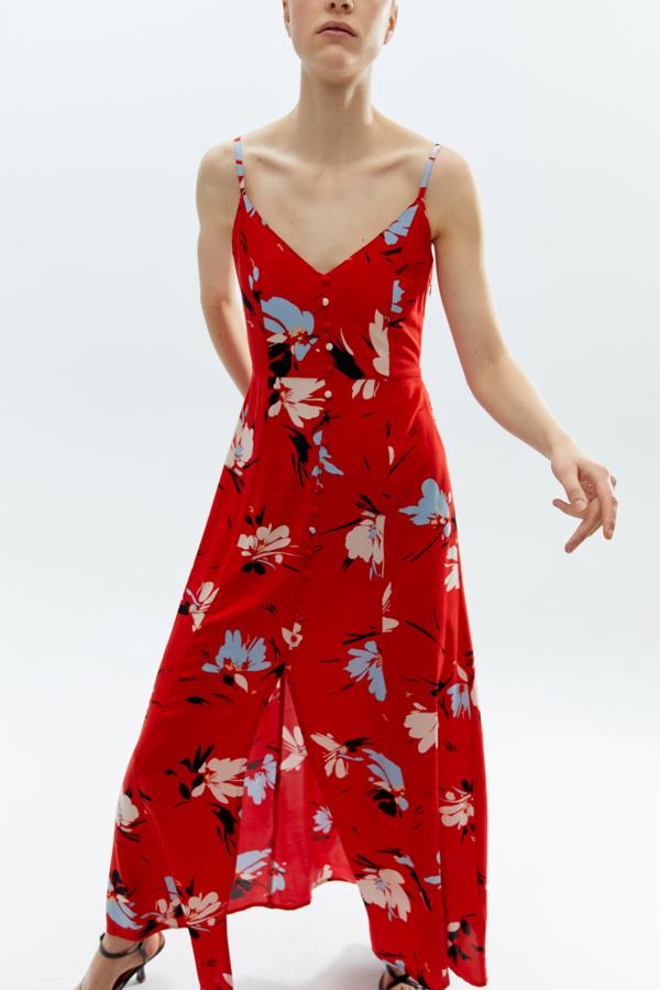 Con botonadura frontal a tono, escote de pico y tirantes finos, este vestido largo rojo con flores en crema y azul cielo tiene un precio de 19,99 euros y podemos encontrarlo en las tallas S, M y L.