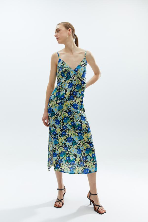 Con estampado de flores en verde, azul y amarillo, escote de pico y aberturas laterales en el bajo, este vestido midi cuesta 15,99 euros y está disponible en las tallas S, M y L.