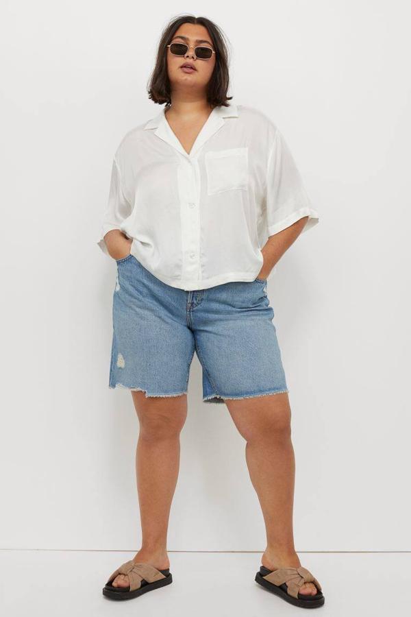 Bermudas vaqueras mid con bajo deshilachado, de H&M (19,99 €).