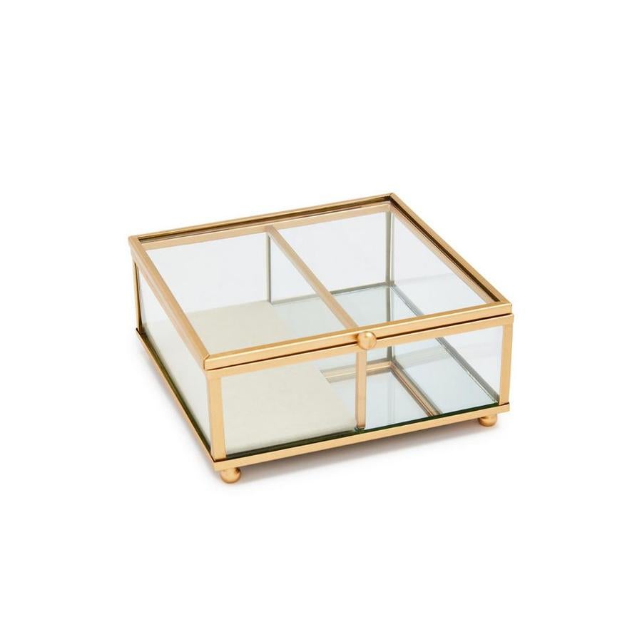 Joyero pequeño de vidrio y en color dorado (7 euros).